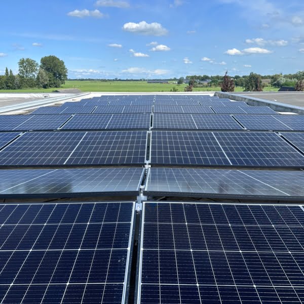 bedrijfspand met een platdak installatie in stolwijk