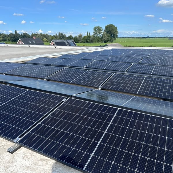 bedrijfspand met een platdak installatie in stolwijk