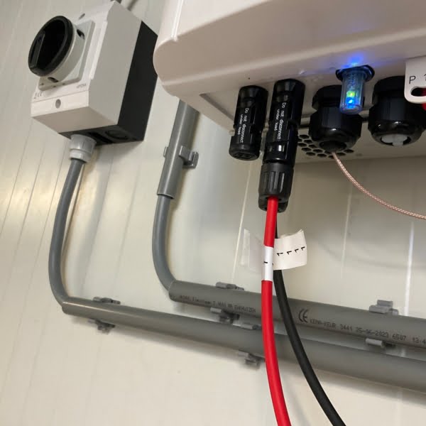 bedrijfspand met een platdak installatie in stolwijk