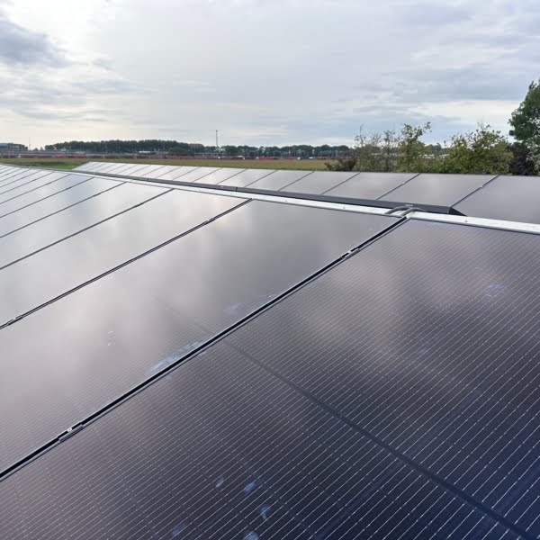 bedrijfspand met sandwichpanelen dak in zwijndrecht