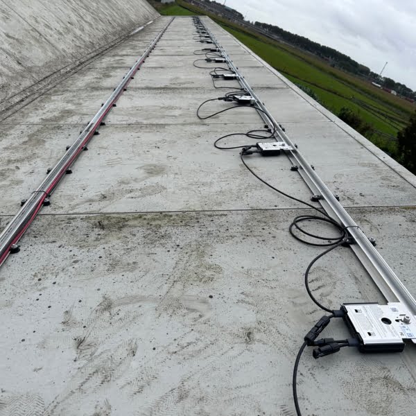 bedrijfspand met sandwichpanelen dak in zwijndrecht