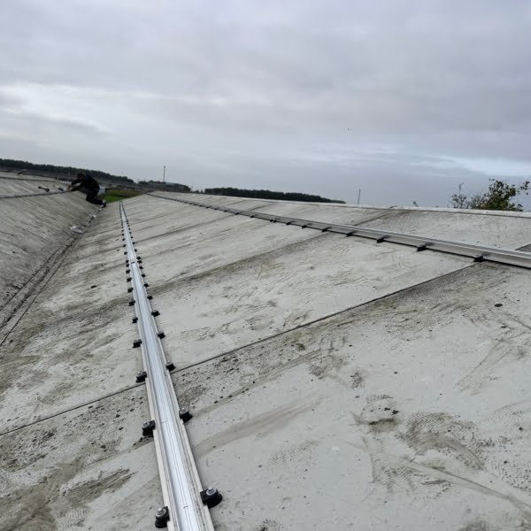 bedrijfspand met sandwichpanelen dak in zwijndrecht