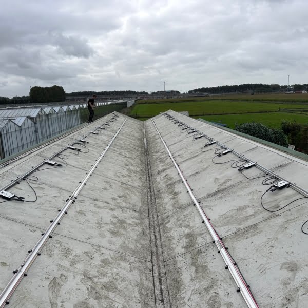 bedrijfspand met sandwichpanelen dak in zwijndrecht
