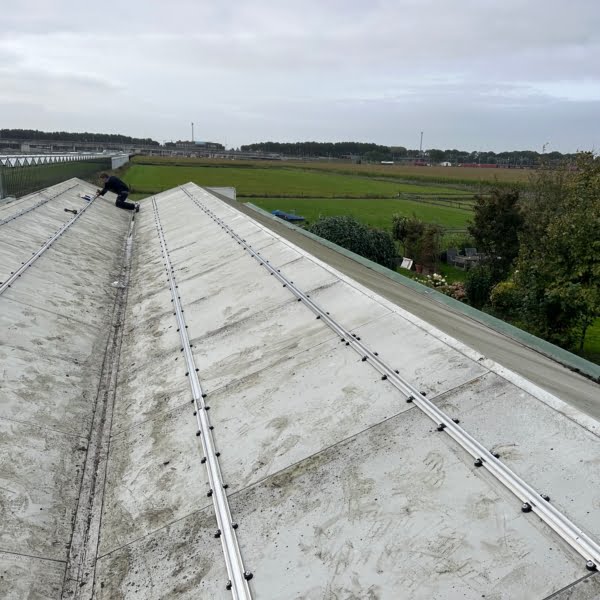 bedrijfspand met sandwichpanelen dak in zwijndrecht