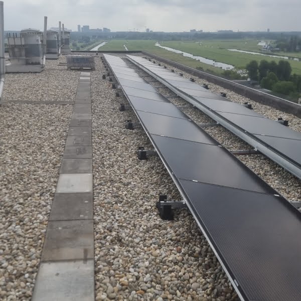 kantoorpand met een platdak in rotterdam