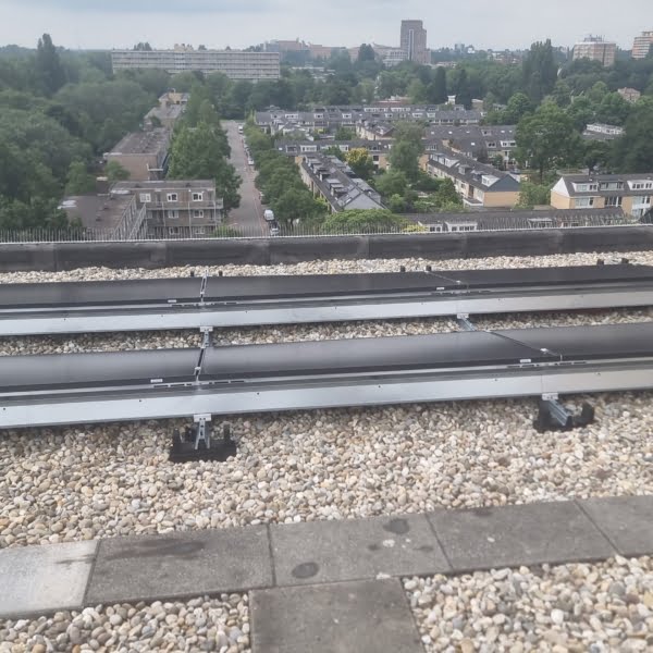 kantoorpand met een platdak in rotterdam