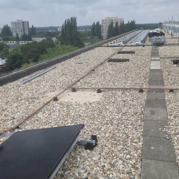 kantoorpand met een platdak in rotterdam