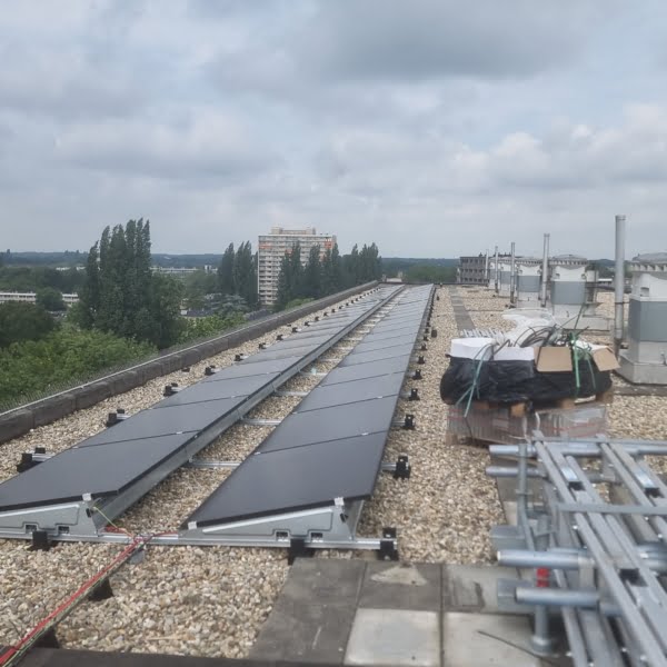 kantoorpand met een platdak in rotterdam