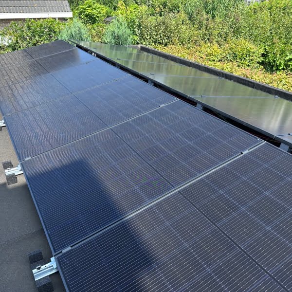platdak installatie op een garage in barendrecht
