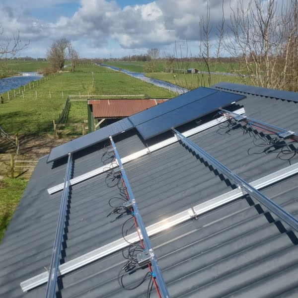 schuur met sandwichpanelen dak in rhoon