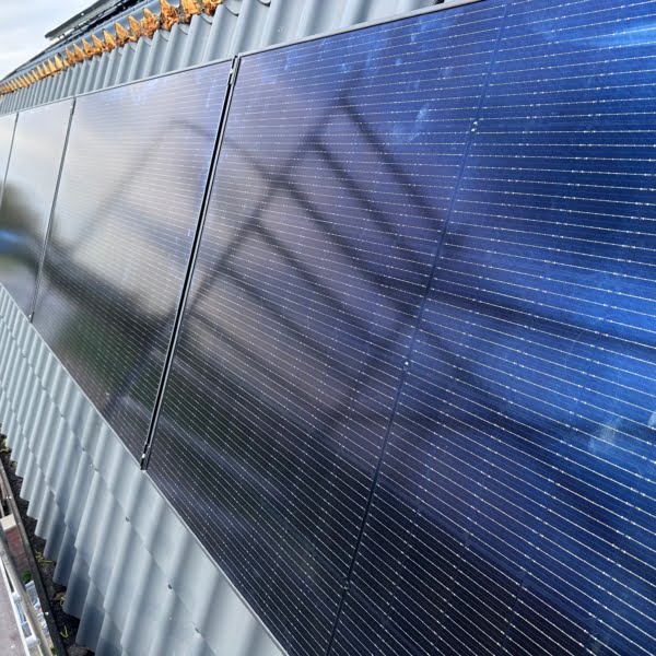 zonnepanelen op een trapezium dak met stokschroeven in westmaas hoeksewaard