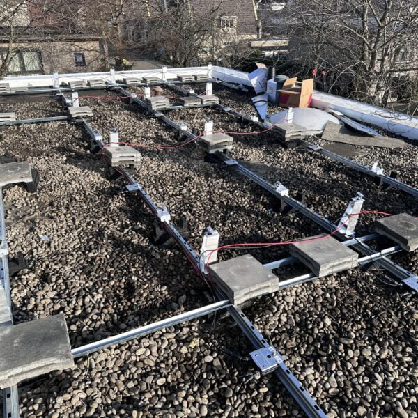 zonnepanelen vervangen op een plat dak in oud beijerland